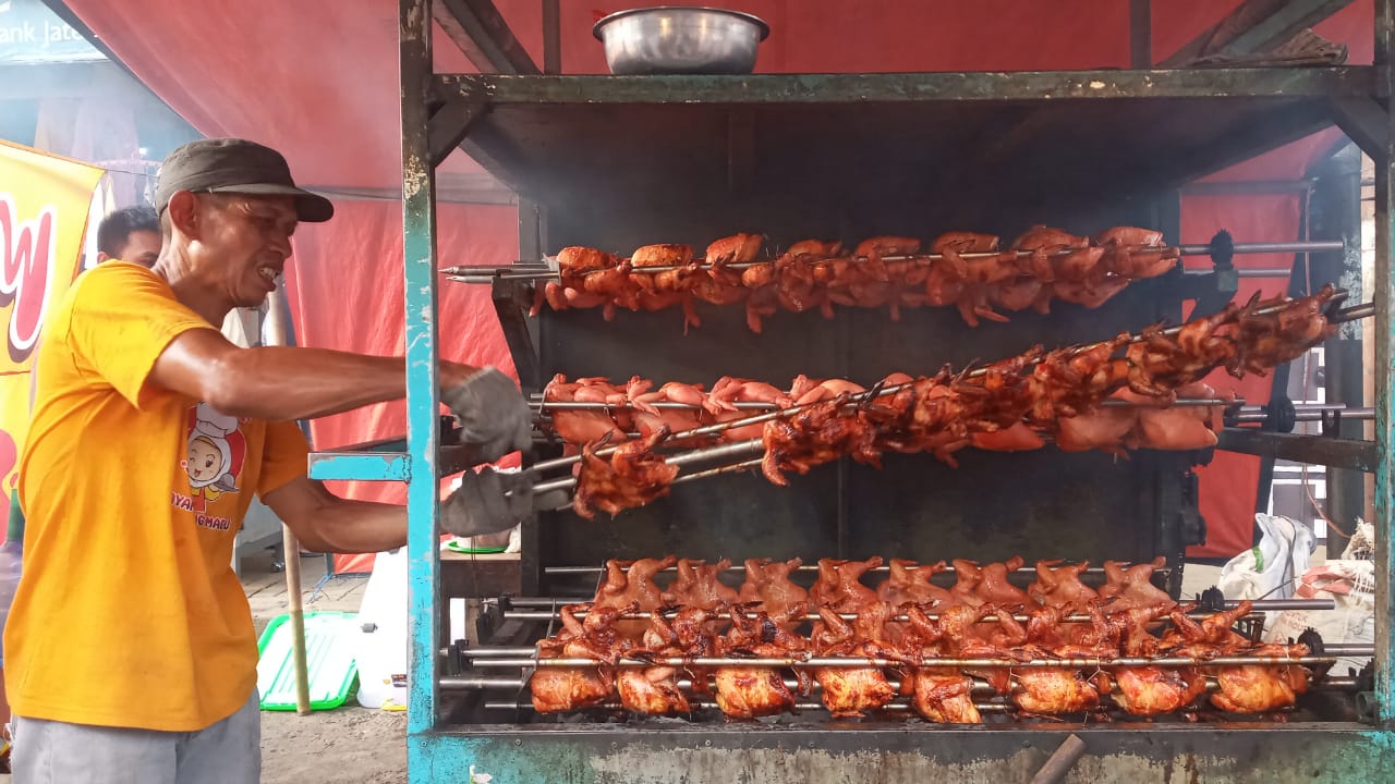 Tes Rasa Ayam Guling Madu di Cilongok: Bikin Ngiler seperti Omsetnya