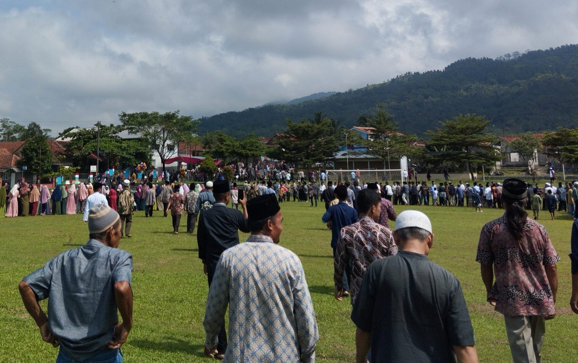 Foto: Warga Desa Sokawera bersalam-salaman di acara Halalbihalal