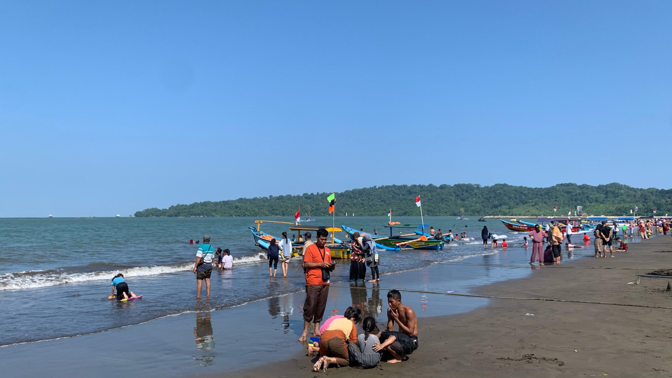 Libur Lebaran, Destinasi Wisata Pantai Teluk Penyu Cilacap Diserbu Wisatawan