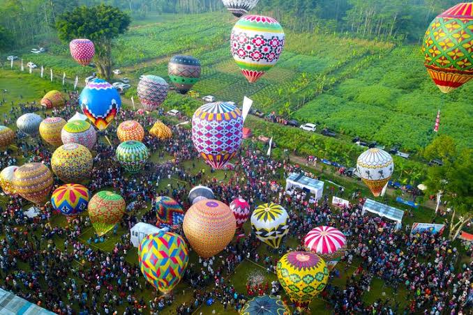 Menarik Ribuan Pengunjung: Meriahnya Festival Tahunan Balon Udara di Wonosobo