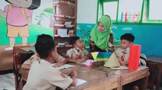 Kisah Inspiratif Sunarti: Guru Penggerak Pendidikan di Cilacap, Membimbing Siswa Menuju Sukses