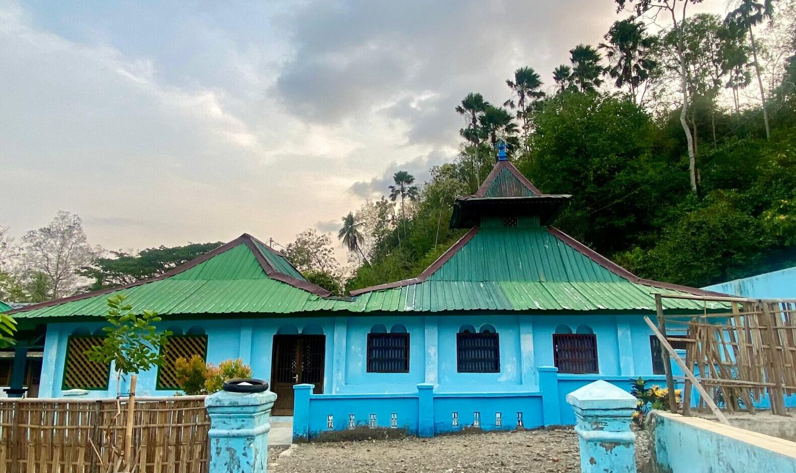 Masjid Saka Tunggal, Sejarah dan Keindahannya