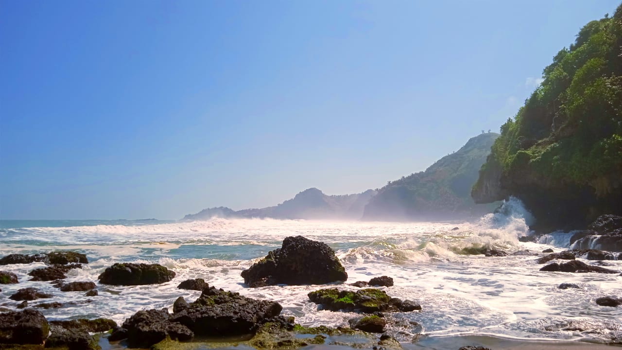 Trekking Seru Menuju Keindahan Pantai Gebyuran yang Masih Alami