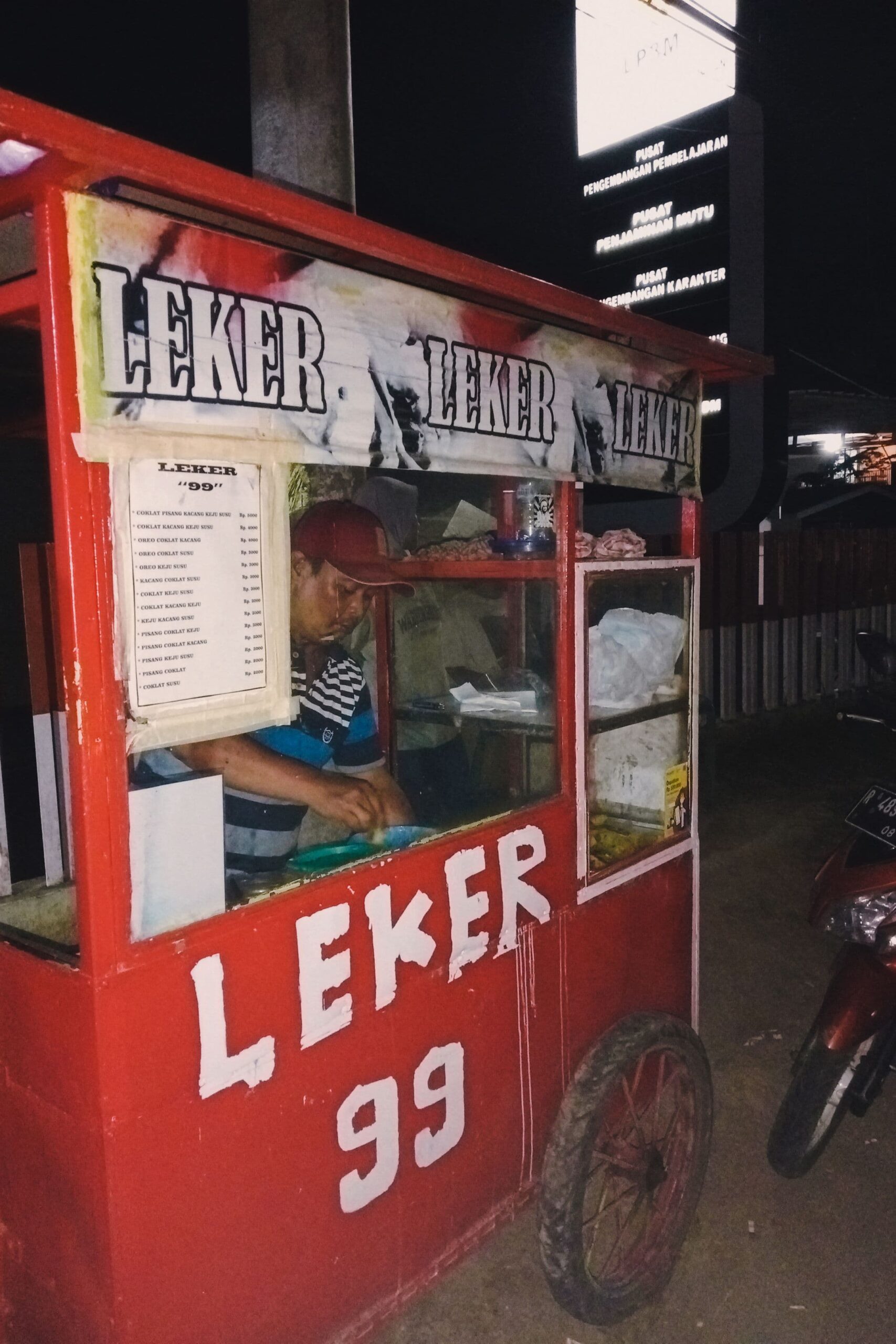 Sensasi Krispi Manis Leker 99, Bikin Ngiler! di Depan FISIP Unsoed