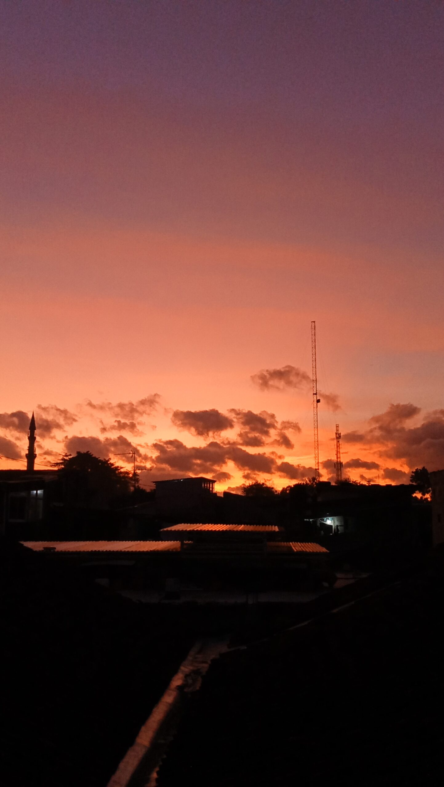 Melihat Senja di Depan Kos: Tren Santai yang Meningkat di Kalangan Anak Muda”