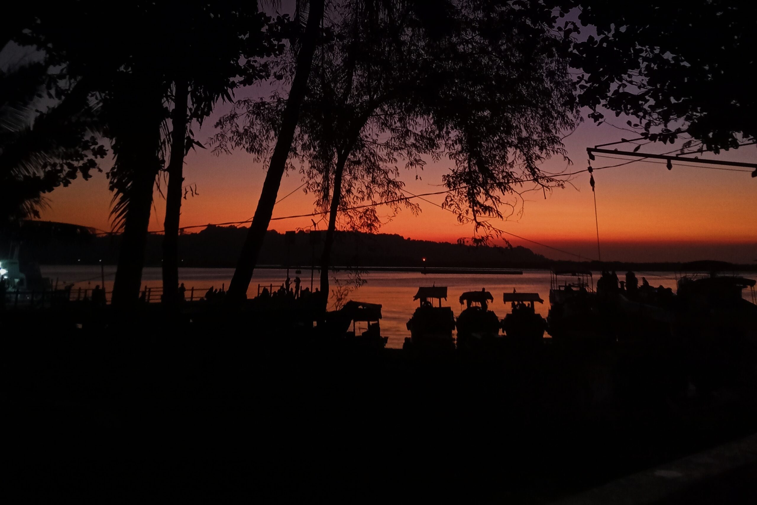 Menyapa Senja di Pelabuhan Sleko: Harmoni Langit dan Laut