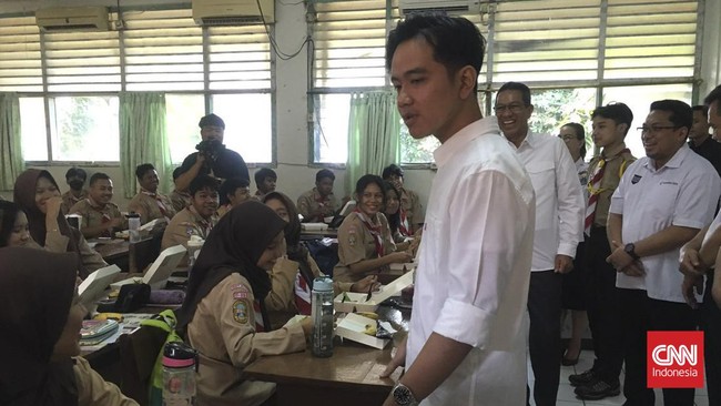 Gibran Rakabuming Raka meninjau uji coba program makan bergizi gratis (CNN Indonesia/Yogi Anugrah)