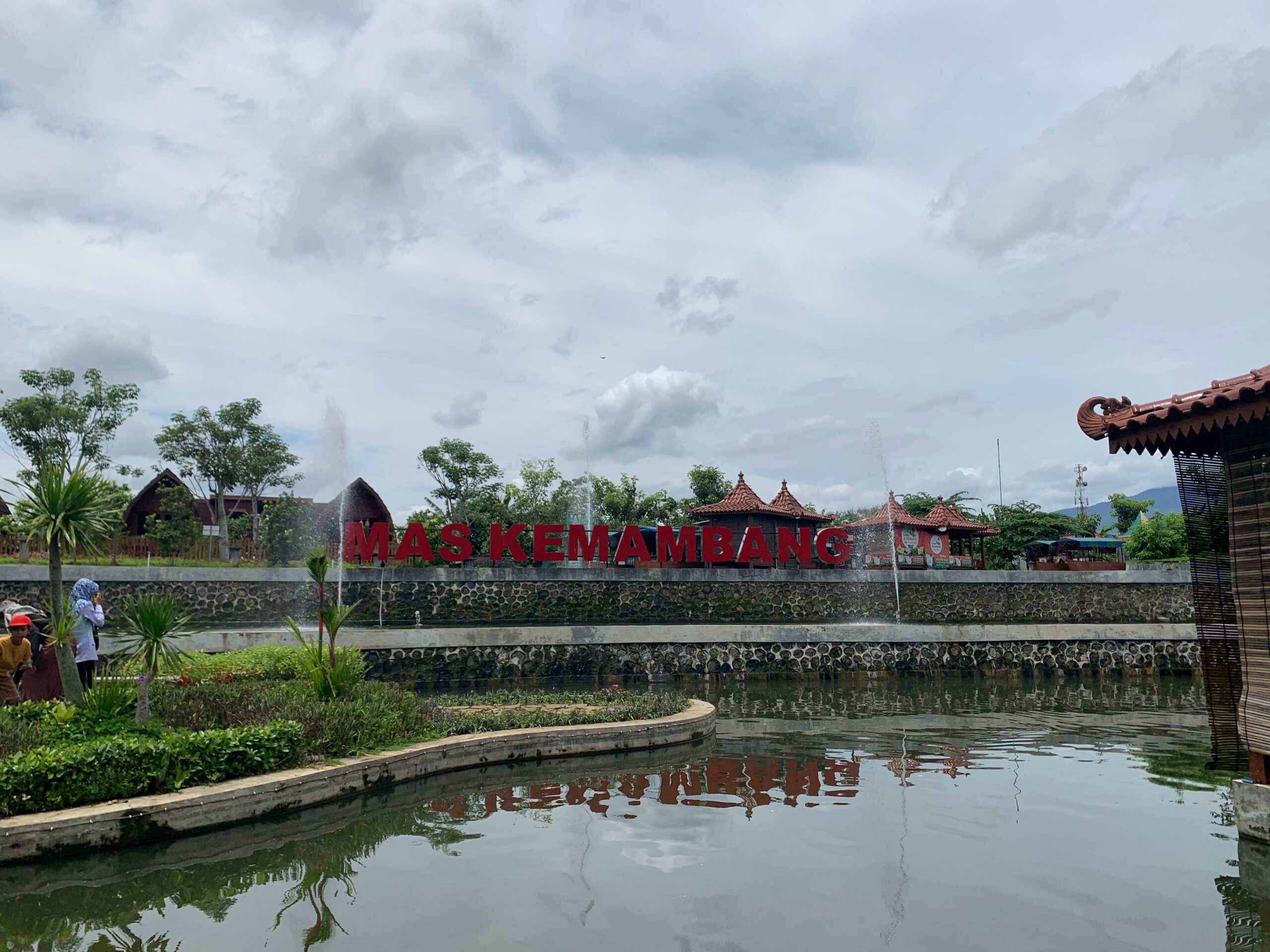 Mengintip Keindahan Taman Mas Kemambang