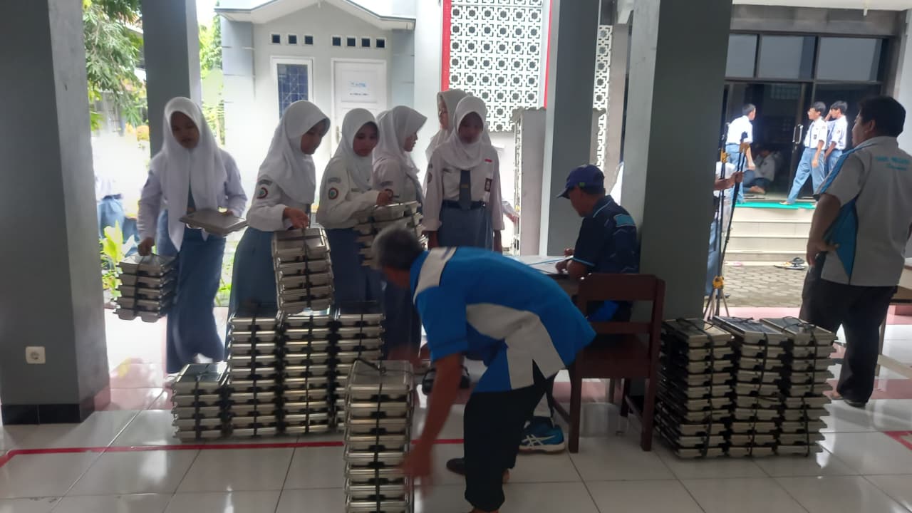 Gratis dan Bergizi: Siswa SMKN 1 Purwokerto Nikmati Program Makan Bergizi Gratis dari Pemerintah