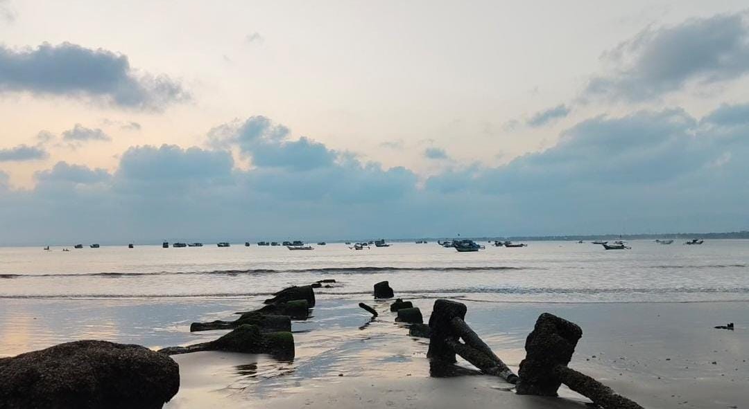 Pantai Barat Pangandaran (Sumber: Dokumen Pribadi)