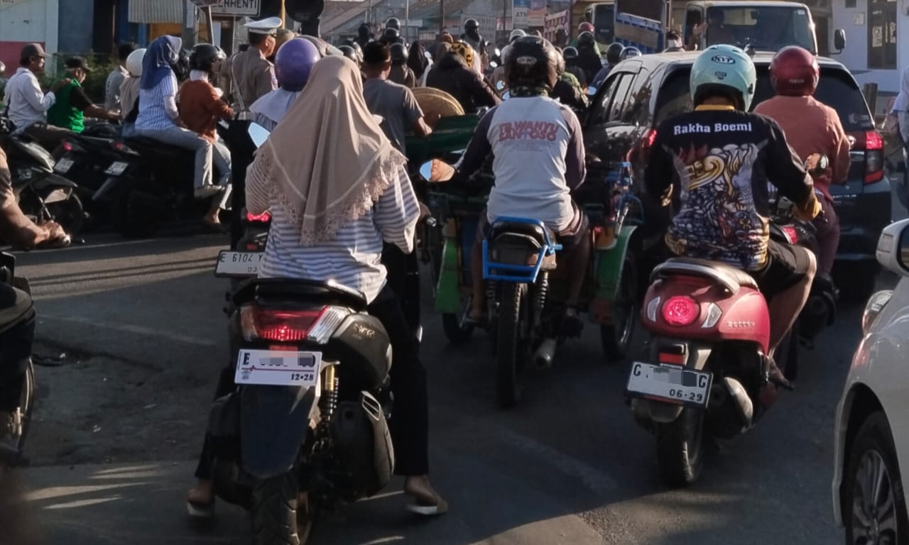 Padatnya Jalan Raya Cirebon Timur, Pengendara Berdesakan di Persimpangan