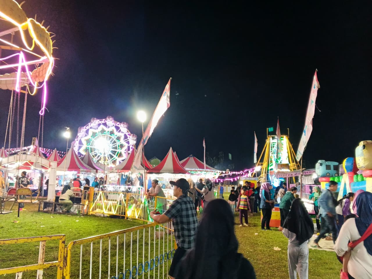 Warga Padati Pasar Malam di  Desa Larangan, Kembaran, Purwokerto