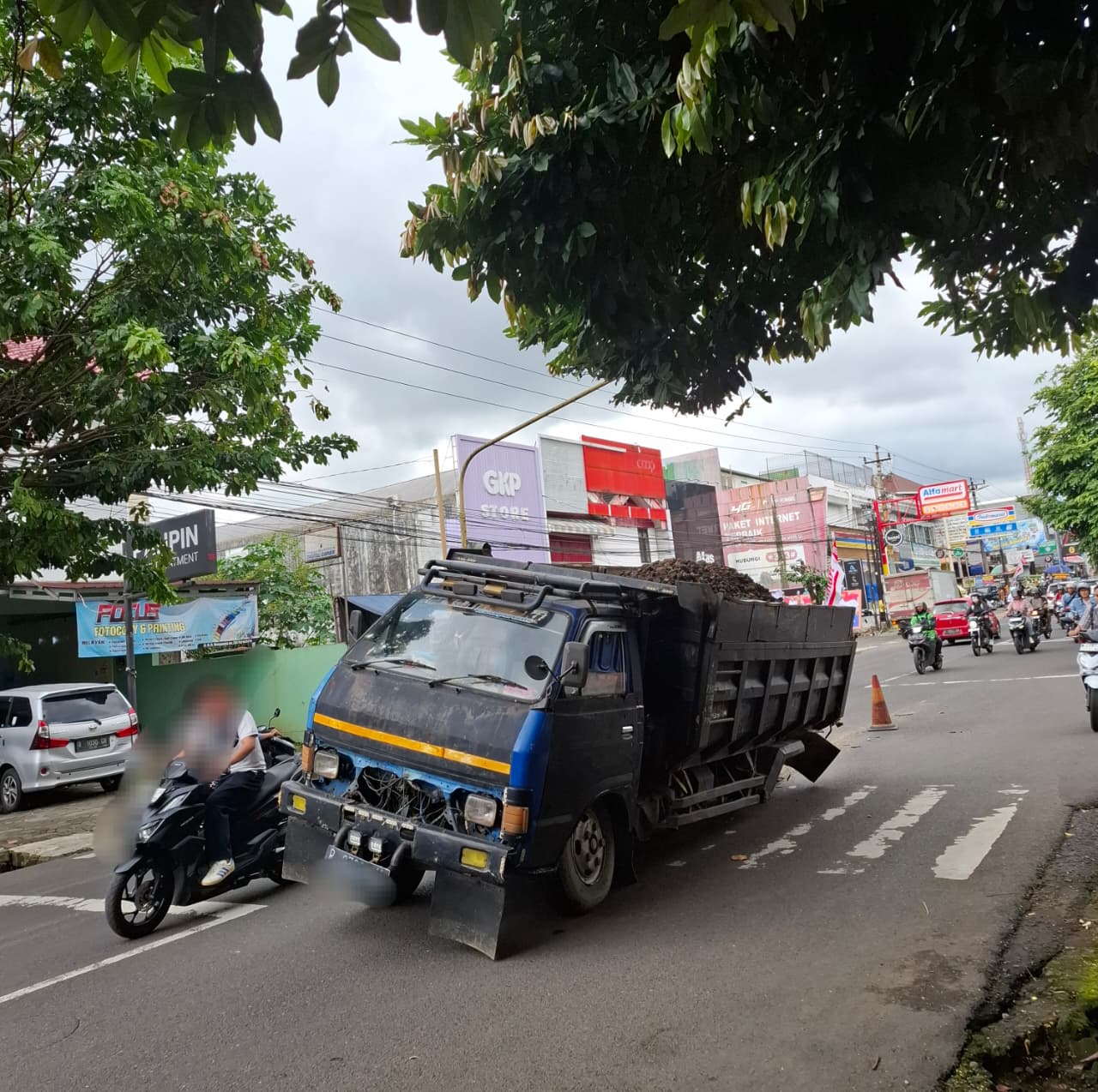 Tak Layak Jalan, Ban Truk Bermuatan Pasir Terlepas di Depan Unsoed Purwokerto