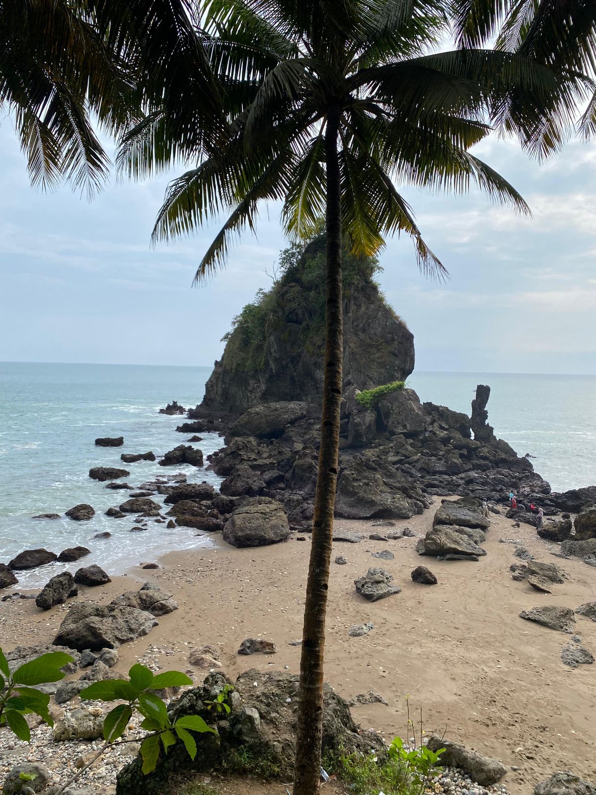 Pantai Karang Agung, Surga Tersembunyi dengan Ikon Batu Raksasa