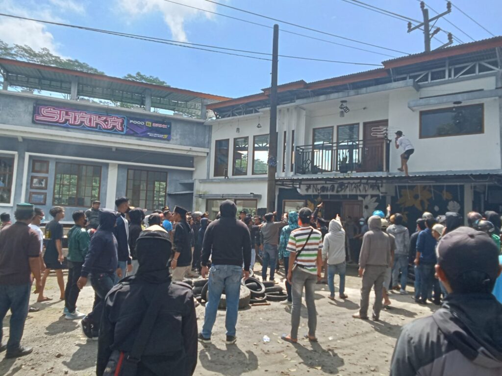 Imbas Pembacokan Anggota TNI, Aksi Massa Hancurkan Kafe Shaka