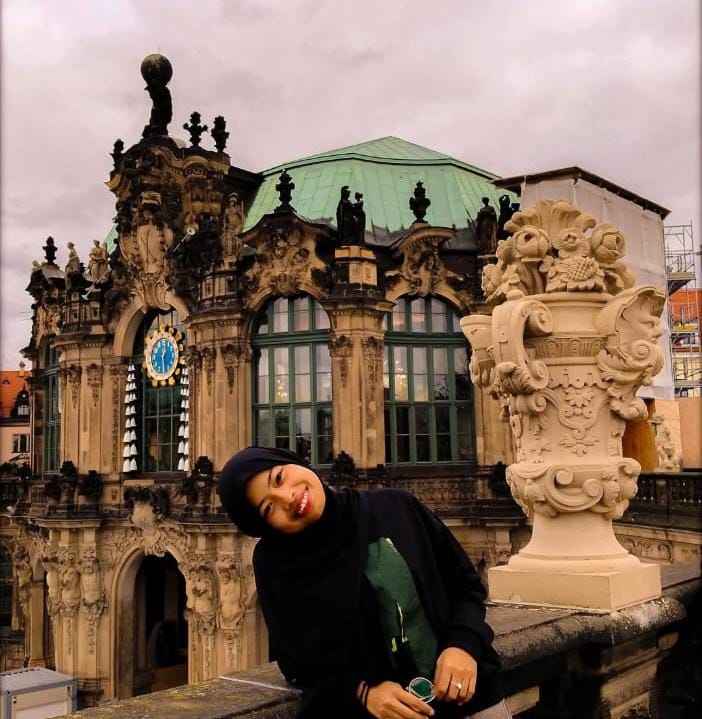 Dari Yogyakarta ke Hungaria: Kisah Inspiratif Mahasiswi Sastra Inggris Multitalenta yang Tembus Studi Internasional