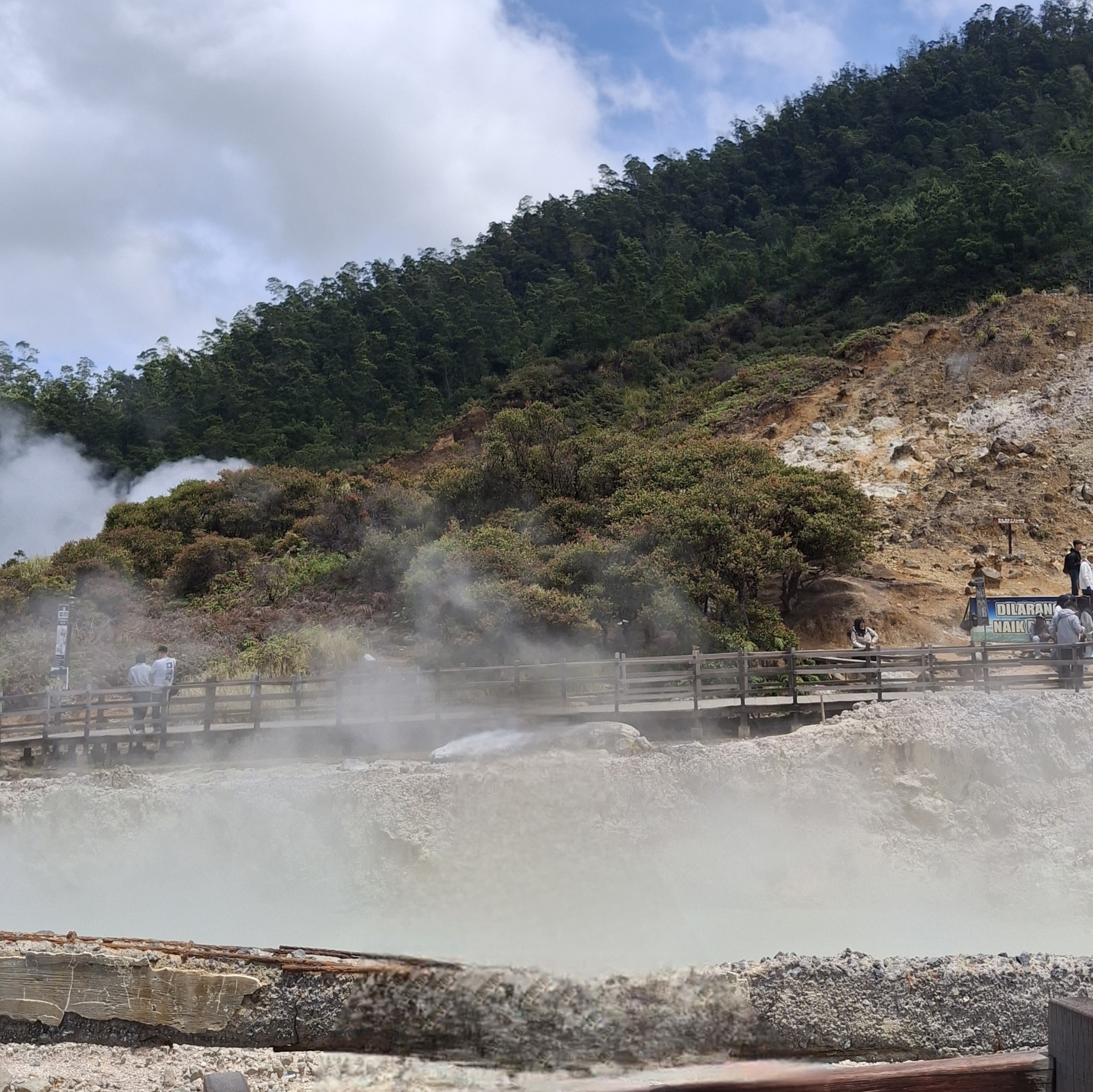Kawah Sikidang, Tarian Asap Panas dari Jantung Dieng