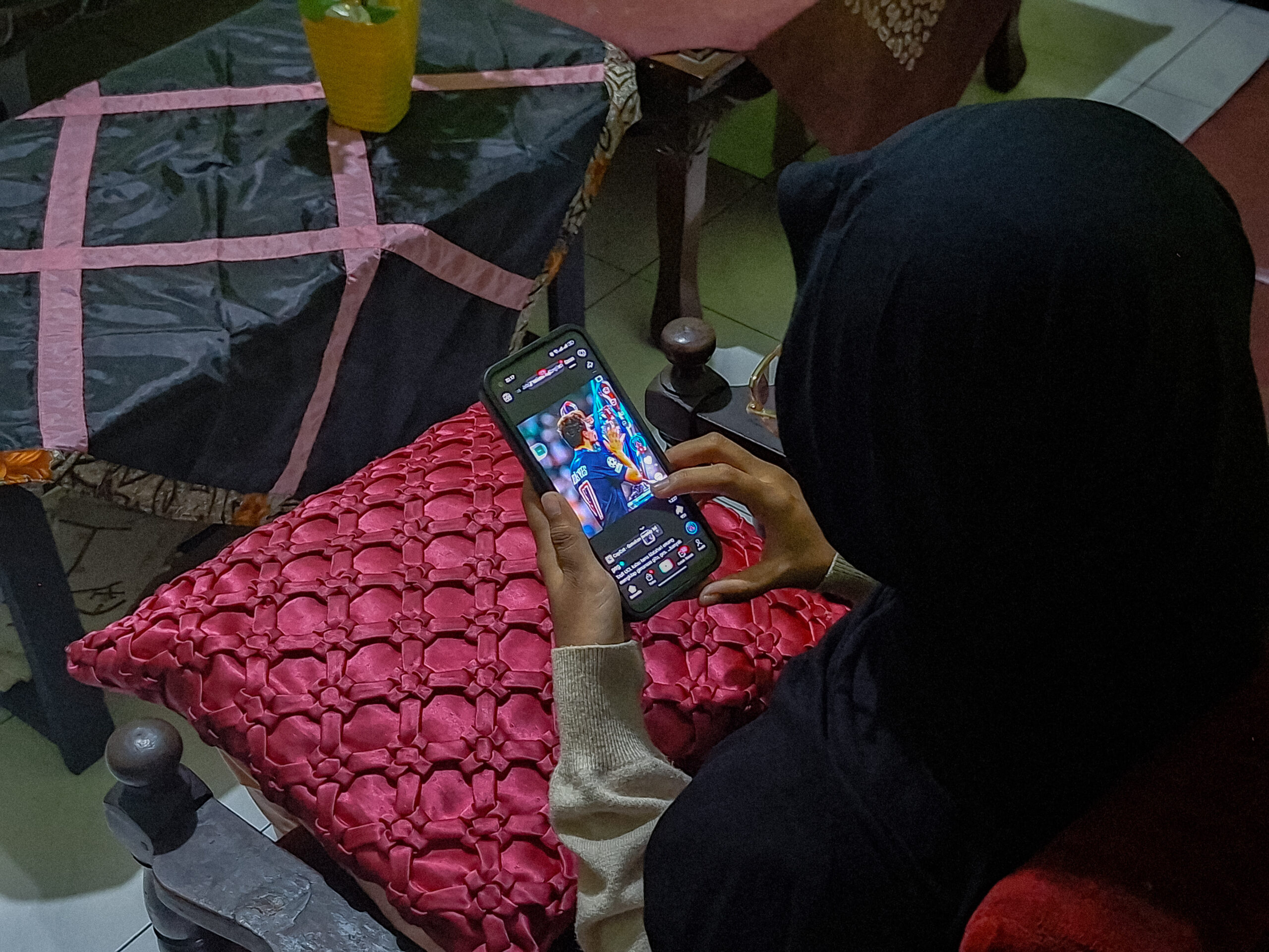 Scroll TikTok Berjam-Jam: Kebiasaan Berbahaya yang Dianggap Biasa