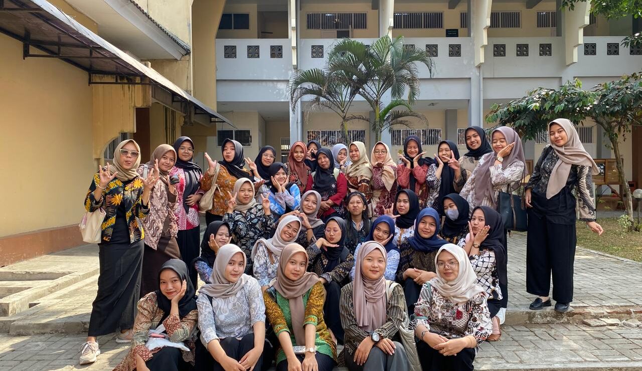 Fashion ‘Anak FIB Banget’: Kebaya Modern dan Batik sebagai Identitas Mahasiswa FIB Unsoed