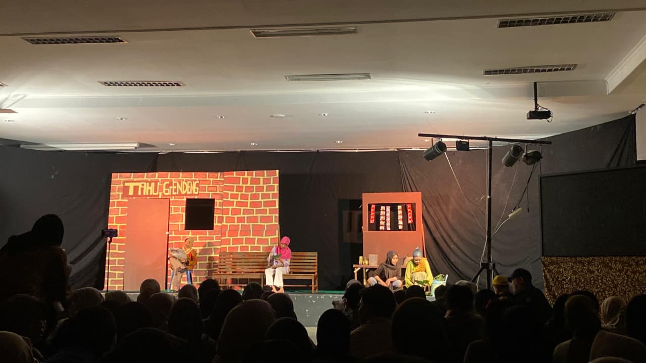 Tanpa Kursi, Tanpa Alas: Penonton Menyatu dengan ‘Matahari di Sebuah Jalan Kecil’ dalam Jagat Rasa 2025”