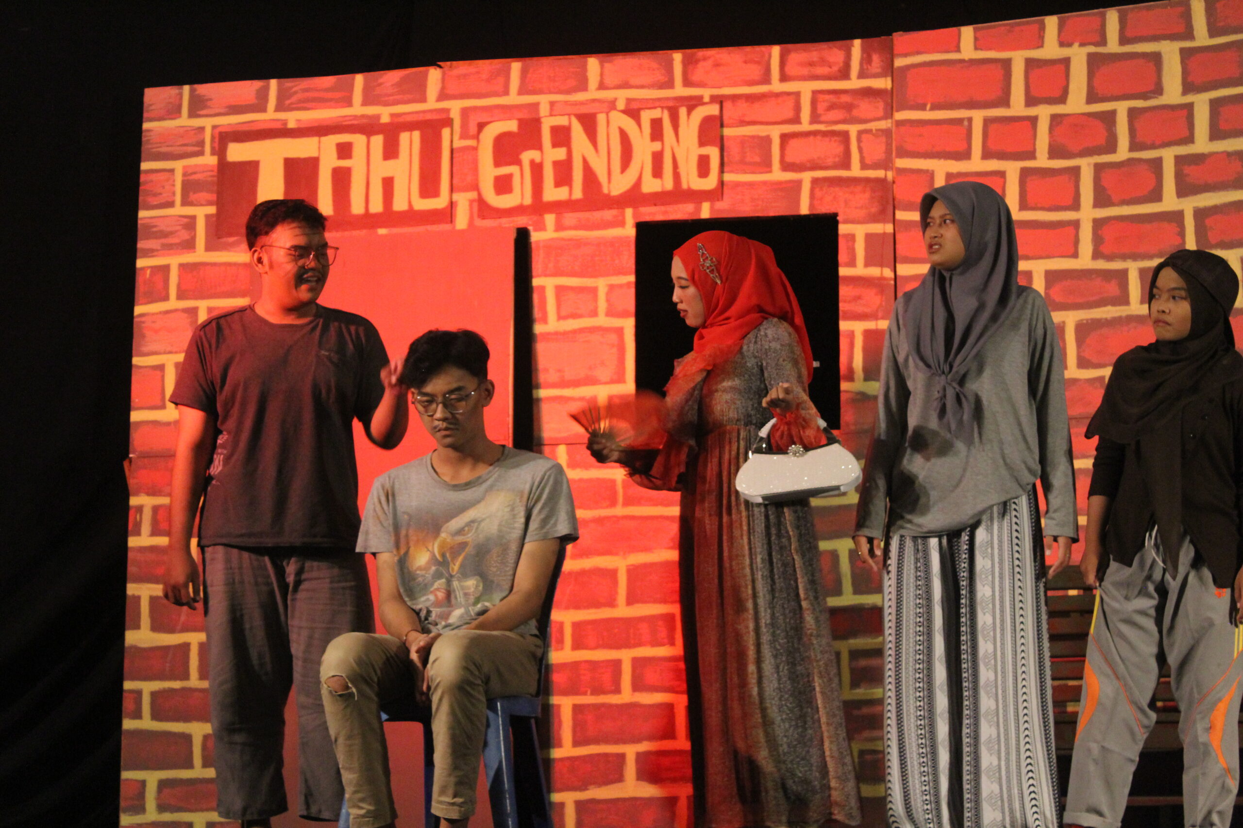 “Matahari di Sebuah Jalan Kecil”: Tawa, Curiga, dan Kebenaran di Panggung Grendeng