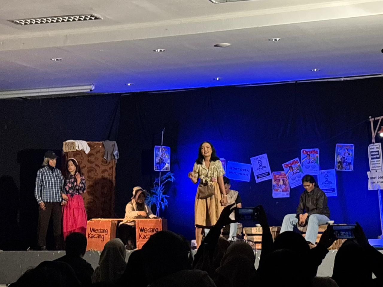 Ketika Cahaya Teater Membentuk Wajah Rakyat Kecil: Pementasan “Orang-Orang di Tikungan Jalan”