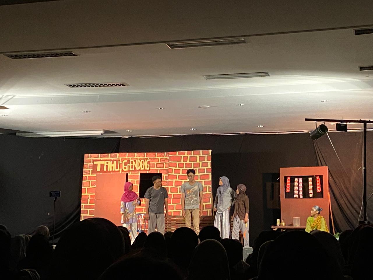 Hari Pertama Jagat Rasa: Kebaikan Si Mbok Berbalas Tuba dalam ‘Matahari di Sebuah Jalan Kecil’