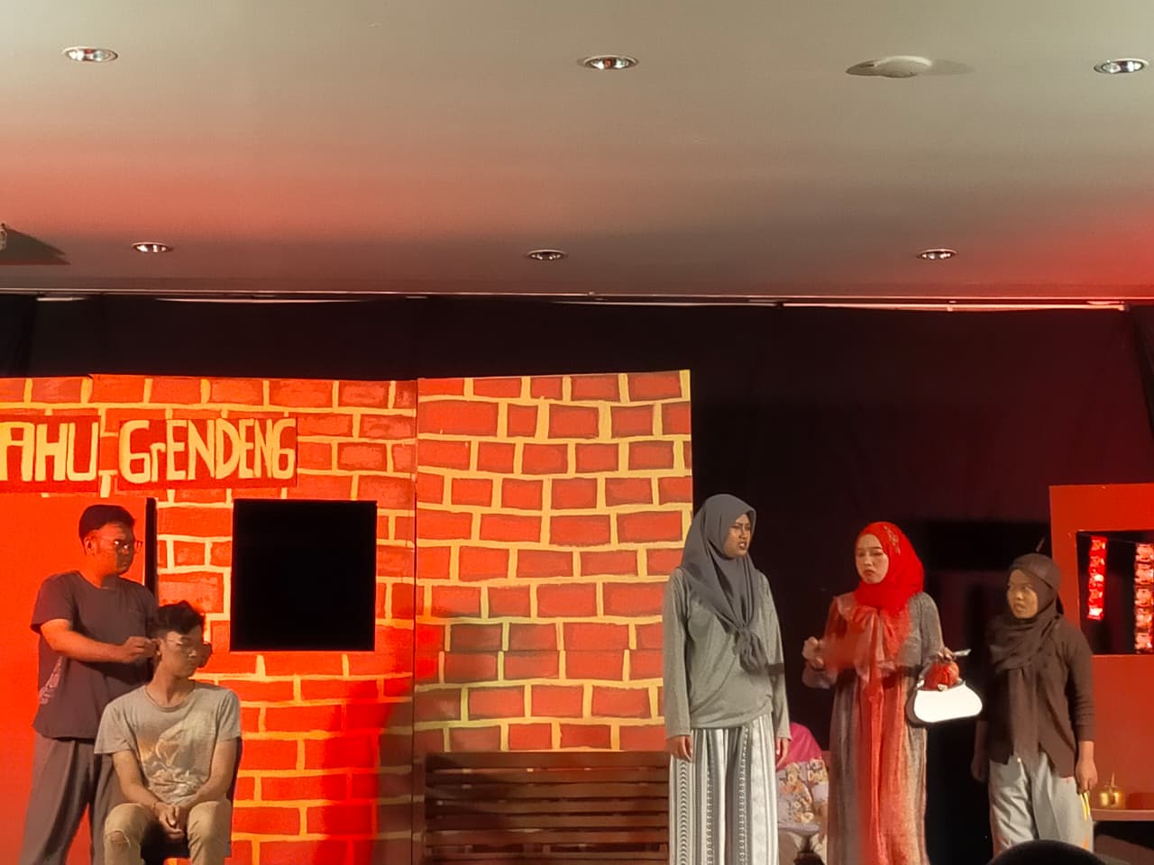 Di Sebuah Jalan Kecil: Pagi, Pecel, dan Cerita yang Bergerak