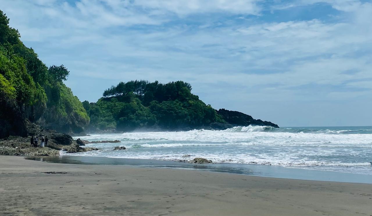 Pantai Surumanis Jadi Pilihan Remaja untuk Menikmati Liburan Awal Tahun